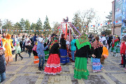 Весело и шумно в Тбилисском районе проводили зиму. В воскресенье 10 марта на площади районного Дома культуры состоялись народные гуляния, посвященные Масленице