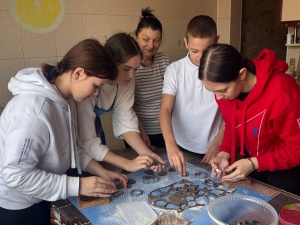 Активисты Движения Первых школы № 12 испекли пряники для наших бойцов на передовой.