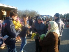 Молодежь Тбилисского района в День матери дарила женщинам открытки и цветы