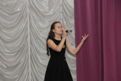 Школьники исполнили военные песни