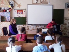 Для учеников пятой школы сыграли на баянах