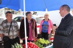 Виктор Красноруцкий пообщался с жителями Тбилисского района на ярмарке выходного дня