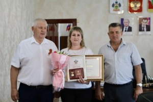 Вручили Памятный знак Законодательного Собрания Краснодарского края председателю ТОС