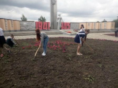 Школьники приняли участие в наведении порядка на могилах участников Великой Отечественной войны