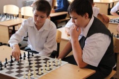 Школы №2 и №6 получили наборы для игры в шахматы