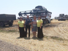 Творческие коллективы продолжают выступать на полях