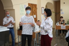 Впервые голосующим тбилиссцам вручают яркие флешки-браслеты