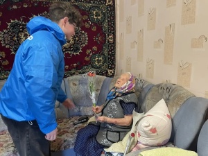 Накануне Международного женского дня молодежь поздравляет женщин 