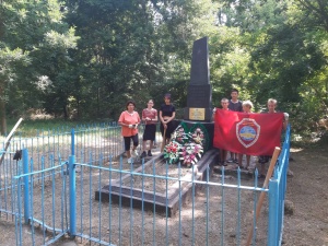 У братской могилы советских солдат сотрудники архива провели мероприятие для школьников