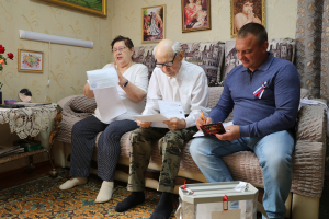 В Тбилисской ветеран труда Александр Поздняков отметил 96-летие и проголосовал на дому