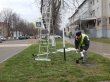 В Тбилисской обновляют стойки дорожных знаков