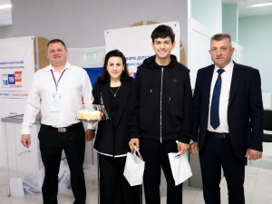 Житель Тбилисской отметил 18-летие на избирательном участке