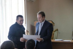 Евгений Ильин вручил жителю Тбилисского района сертификат для приобретения жилого помещения