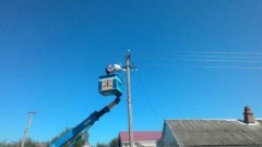 В Тбилисской меняют лампы уличного освещения