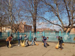 Ученики и педагоги седьмой школы вышли на большой субботник