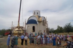 В станице Ловлинской подняли купол нового храма