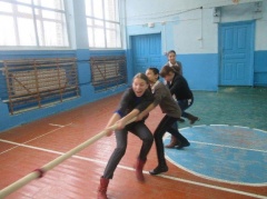 Девушки Марьинского сельского поселения посоревновались в перетягивании каната