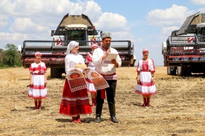 Во время уборочных работ на полевых станах Тбилисского района вновь зазвучали песни творческих агитбригад