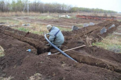 В Тбилисской на улицах Розовая и Набережная прокладывают водопровод
