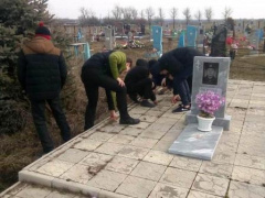 Школьники наводят порядок на могилах воинов-афганцев