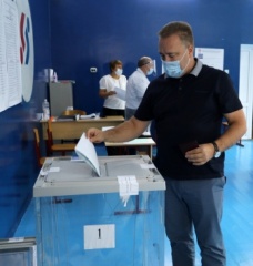 Глава Тбилисского района вместе с семьей проголосовал на выборах