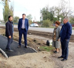 Депутат проверил качество работ по устройству тротуара