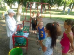 На летней площадке сотрудники библиотеки провели литературный час по творчеству Василия Загорулько