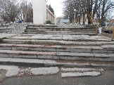 Разрушены ступени на открытой лестнице между ул. Почтовой и территорией сквера