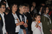Накануне Дня Победы жители и гости станицы вышли на улицу Первомайскую, держа в руках зажженные свечи в память о погибших в годы Великой Отечественной войны
