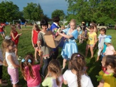 Артисты «Тбилисского КДЦ» дарят детям праздник