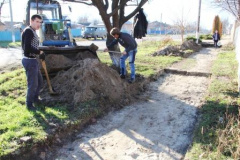 В Тбилисской на улице Широкой восстанавливают участок тротуара