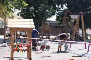 В сквере на улице Элеваторной активно устанавливают детскую площадку!