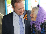 Глава Тбилисского района Евгений Ильин в преддверии Дня Победы начал выездные поздравления участников Великой Отечественной войны.