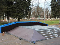 В Тбилисской устанавливают новую скейт-площадку