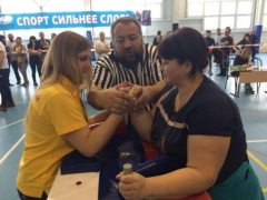 Поборолись на руках 