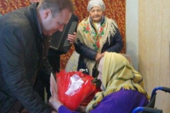 Евгений Ильин поздравил ветерана с юбилеем