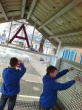 Тбилисские волонтеры очищают остановочные павильоны от объявлений
