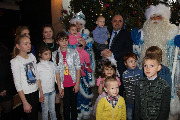 В районном Доме культуры 29 декабря 2015 года на елку собрались 150 детей 