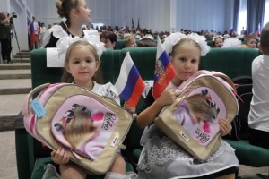 Первоклассникам Тбилисского района вручили портфели