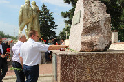 Тбилисцы в День памяти и скорби возложили цветы к мемориалу