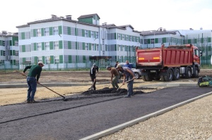 На парковке у школы № 2 начались работы по укладке нового асфальтного покрытия