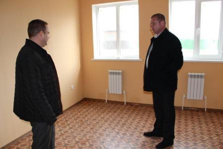 Евгений Ильин осмотрел строящиеся дома в поселке Октябрьском