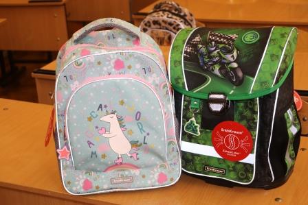 Первоклассникам Тбилисского района вручат более 200 портфелей