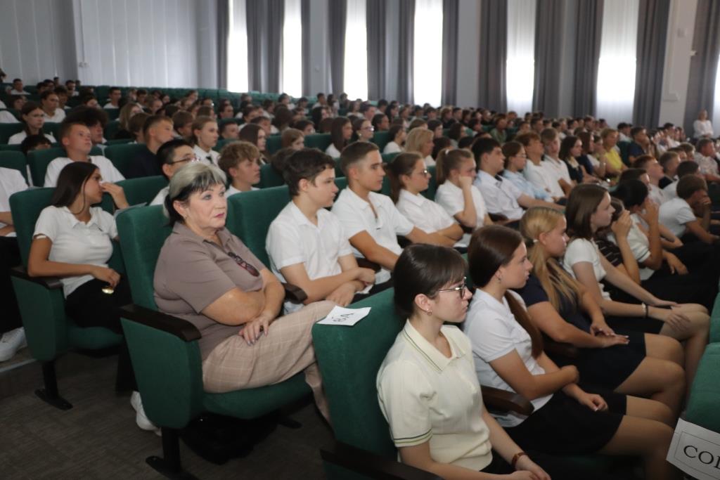 Школьникам Тбилисской рассказали, как не стать жертвой мошенников