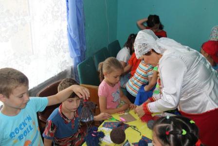 Маленьких тбилисцев научили делать тряпичные куклы