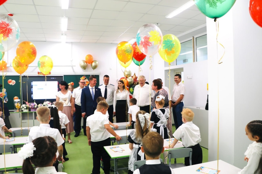 В Тбилисском районе распахнула свои двери новая современная школа!