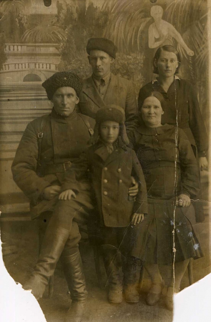 Иван Стефанович Пистин, заместитель командира 36-го полка 17 казачьего каваллерийского корпуса, с семьей 1942 год станица Усть-Лабинская