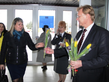 Жительниц Тбилисского района поздравляют с наступающим праздником 