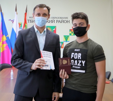 В преддверии Дня Конституции РФ юным тбилиссцам вручили первые паспорта