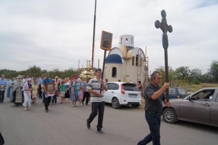 В станице Ловлинской подняли купол нового храма